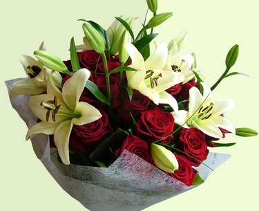flower delivery Budapest -  premium red roses and lilies ( 25 stems)